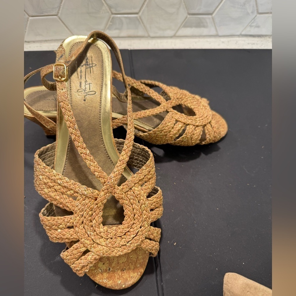 Soft Style Hush Puppies Strappy Tan Gold Woman’s Sandals Size 9.5 W Braided